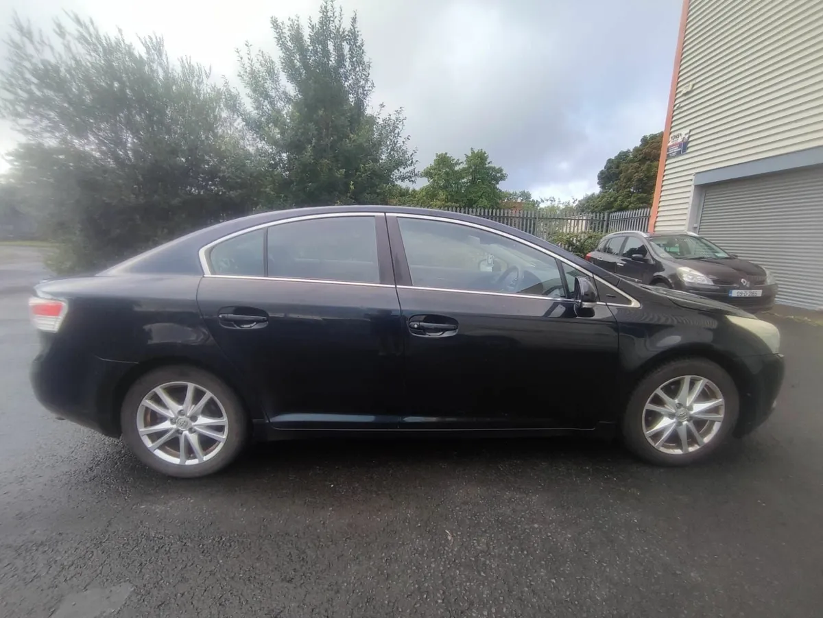 Toyota Avensis 2011 - Image 2