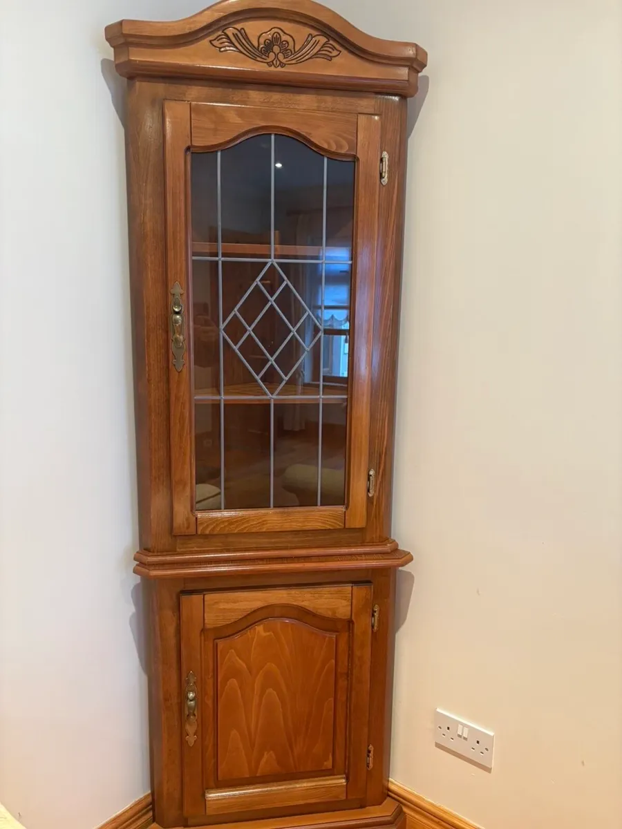 Corner cabinet
