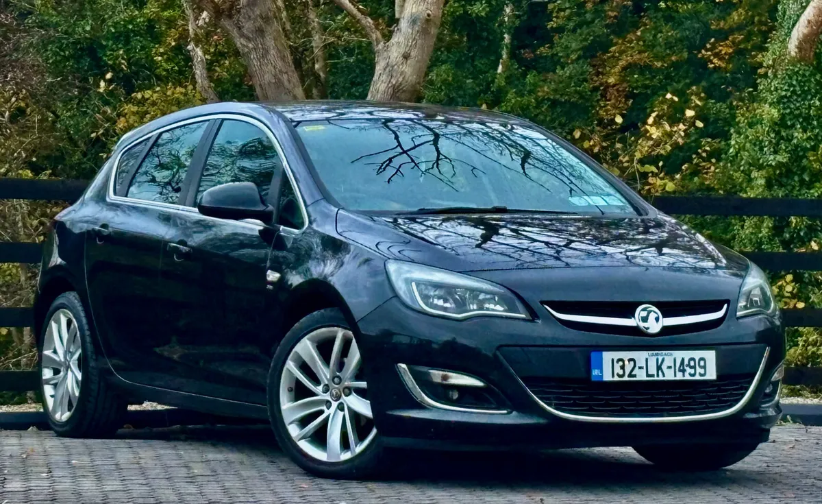 Vauxhall Astra 2013 low km,s STUNNING CAR - Image 1