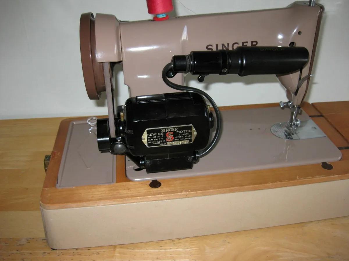 Spotless Singer 185K Sewing Machine - Made In UK. - Image 2