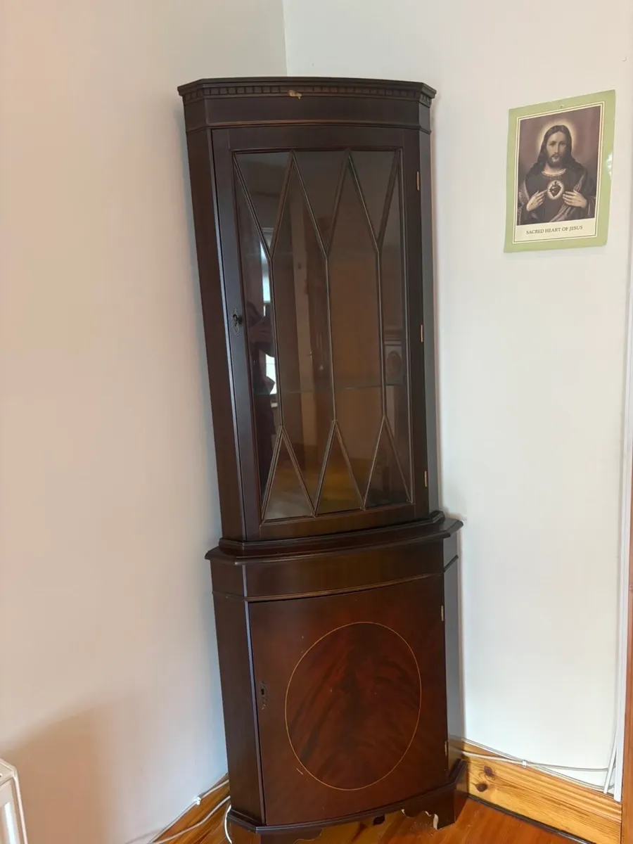 Corner cabinet