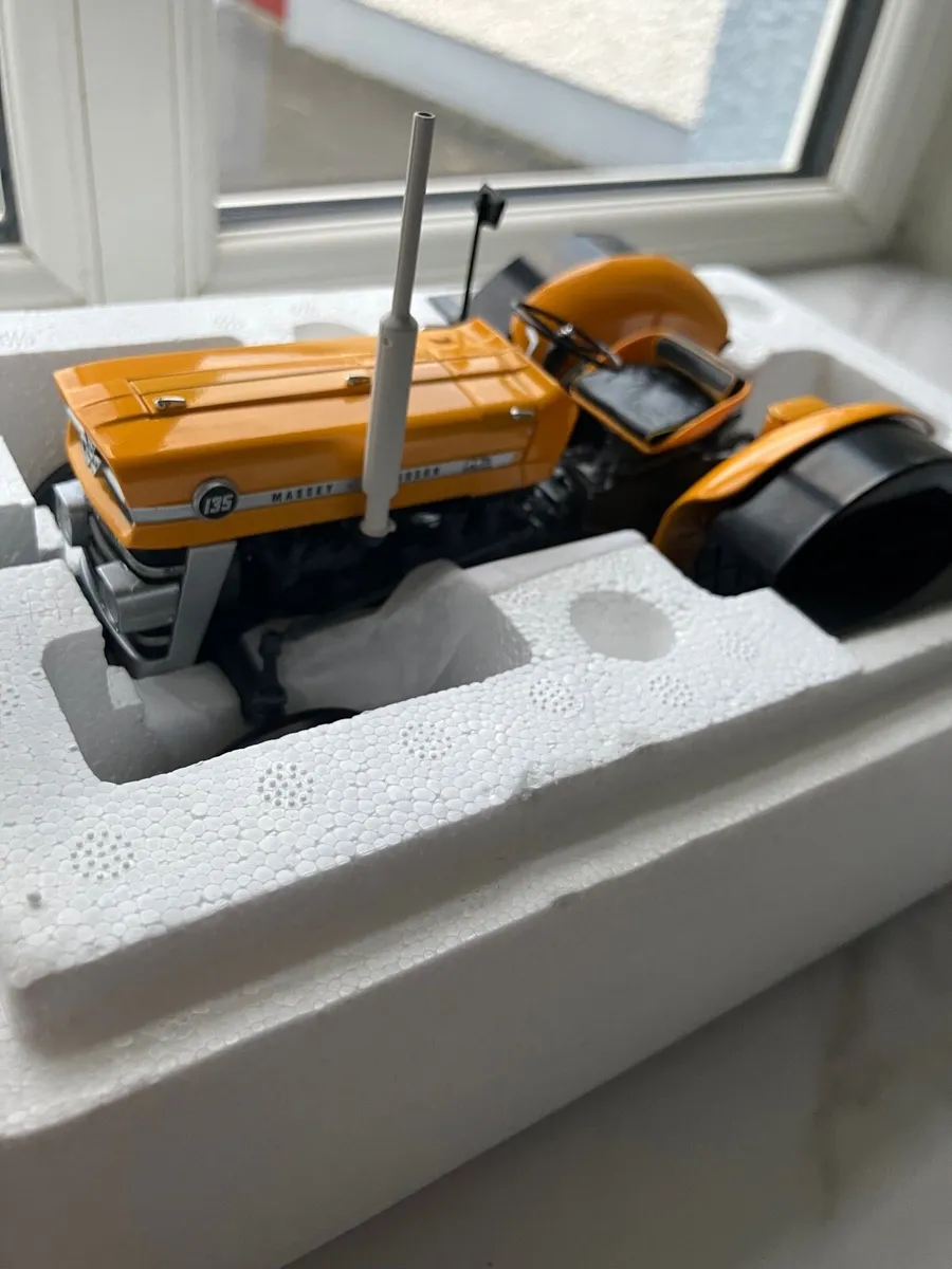 Universal hobbies Massey Ferguson 135 1/32 1:32 - Image 2
