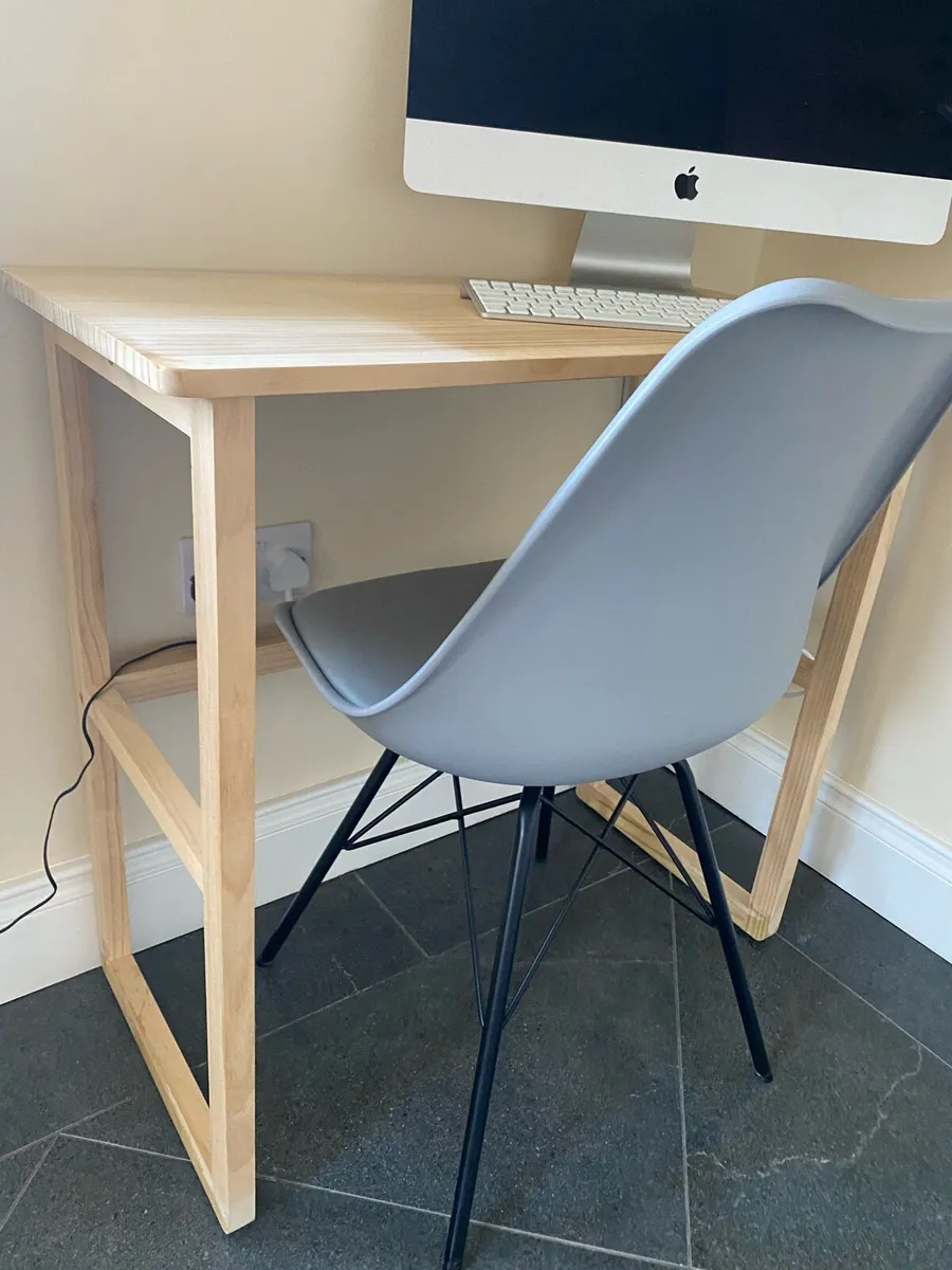 Small desk / Chair - Image 1