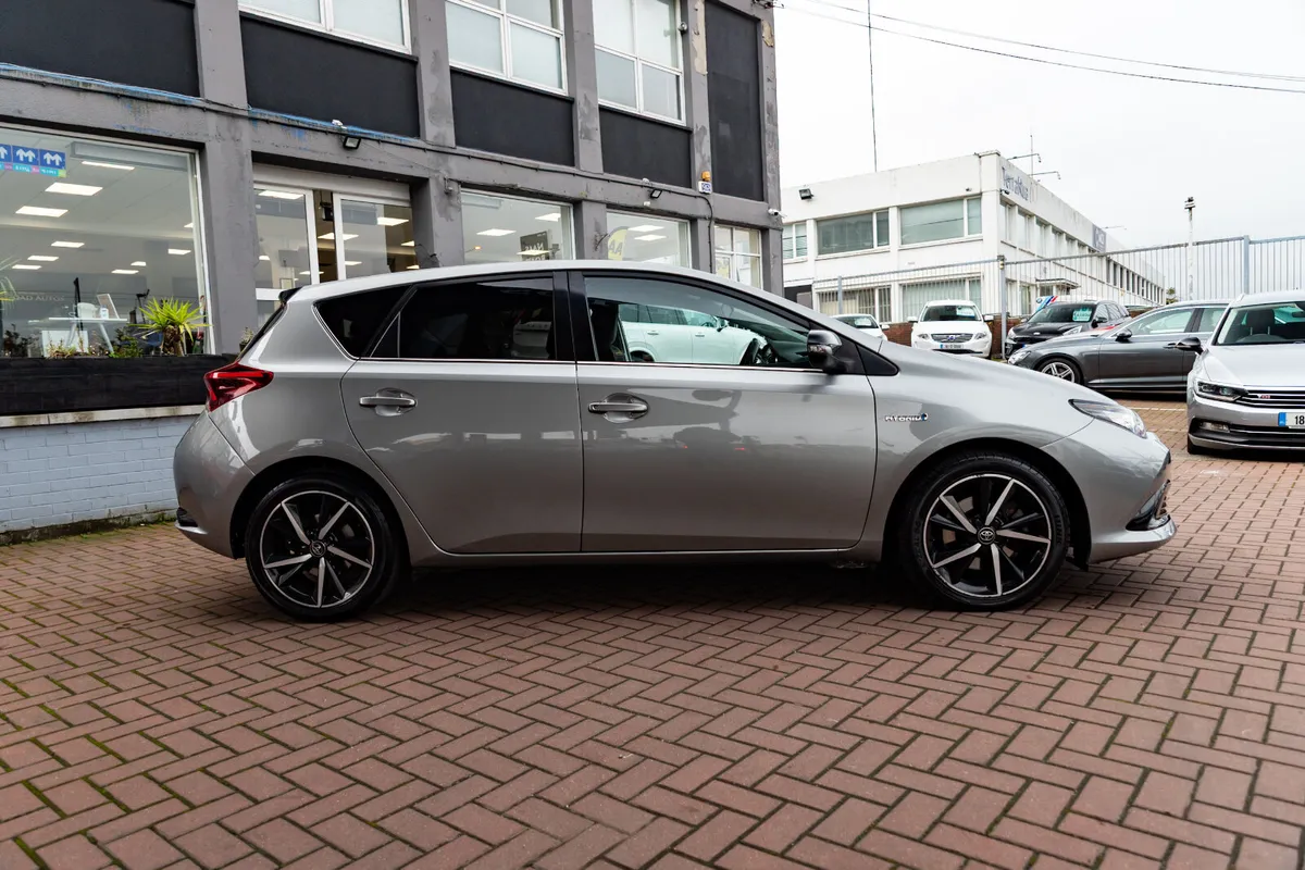 Toyota Auris 2018 - Image 2