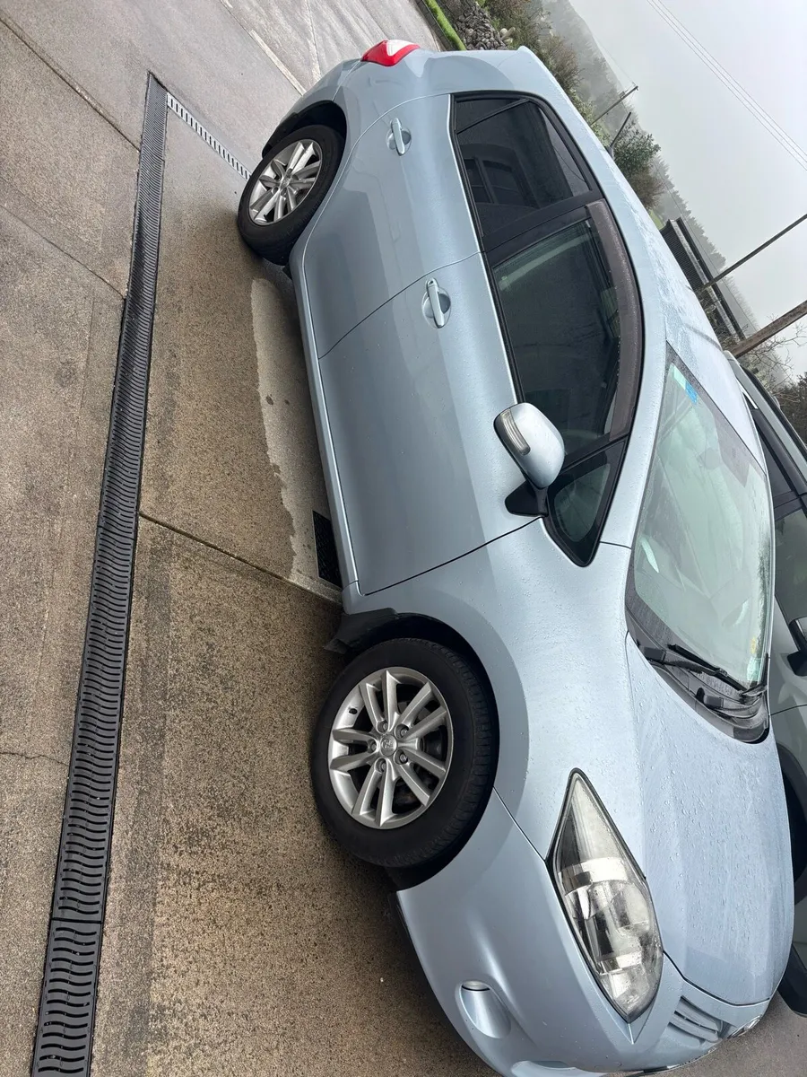Tayota Auris 2011 sport model - Image 3