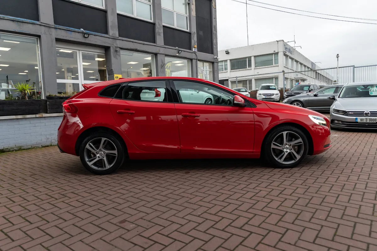 2.0D4 MOMENTUM 5DR HATCHBACK AUTOMATIC // - Image 2