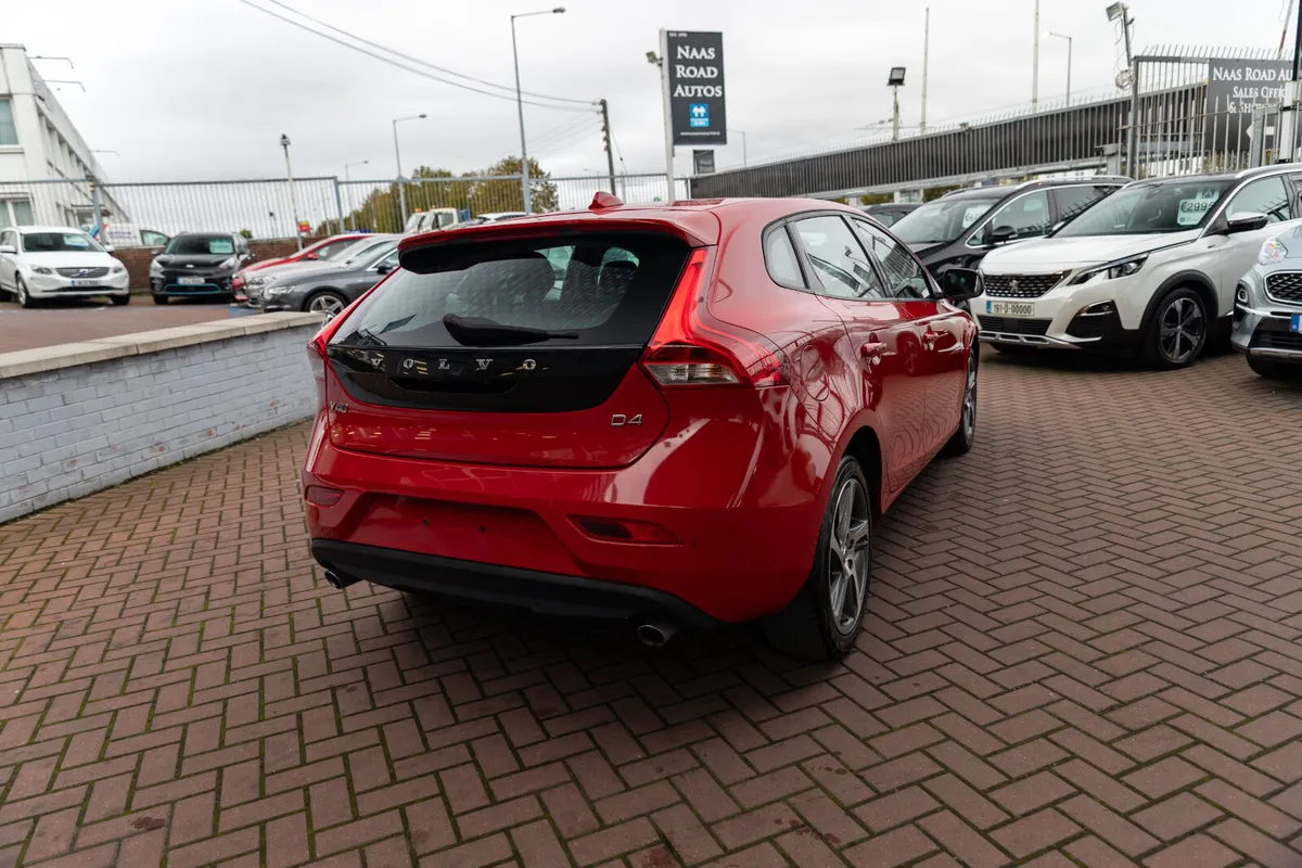 2.0D4 MOMENTUM 5DR HATCHBACK AUTOMATIC // - Image 3