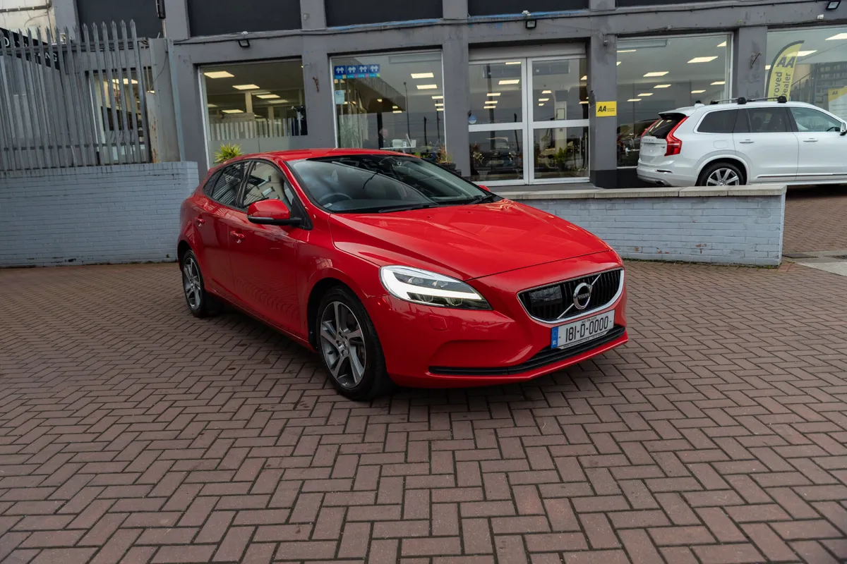 2.0D4 MOMENTUM 5DR HATCHBACK AUTOMATIC // - Image 1