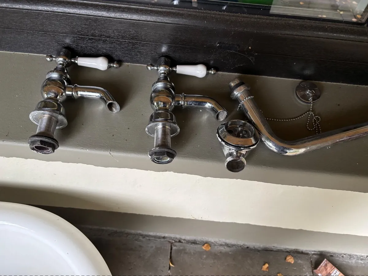 Cast iron bath free standing white as new never us - Image 1
