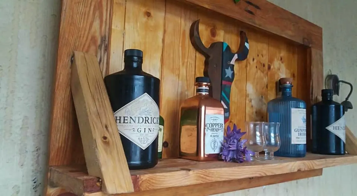 Ole Rustic Country style floating wall bar.. - Image 2
