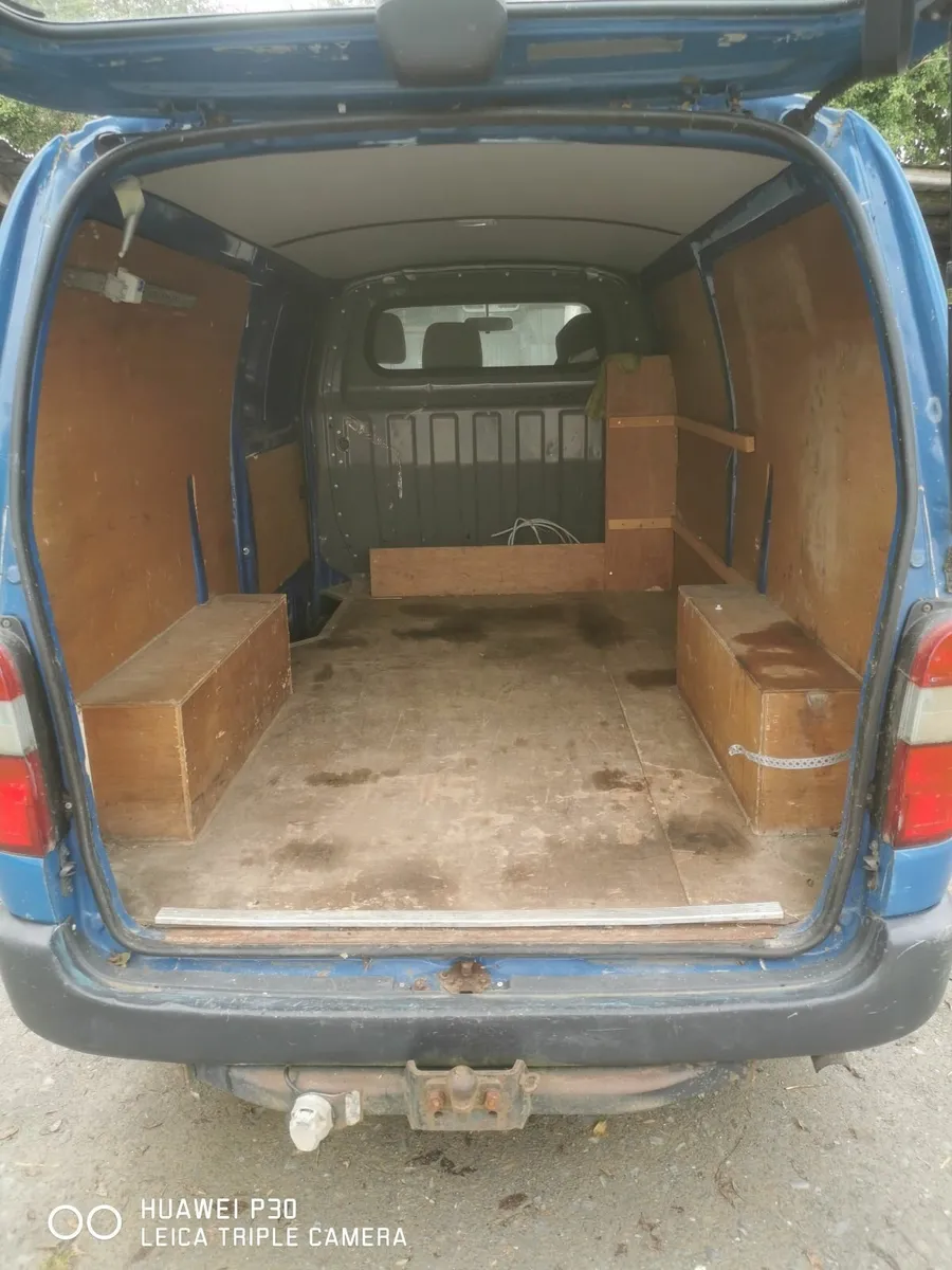 Toyota HiAce 2007 - Image 2