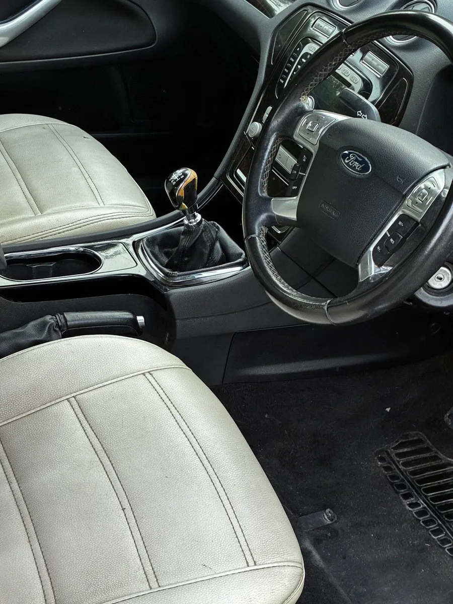 Ford Mondeo Ghia model - Image 2