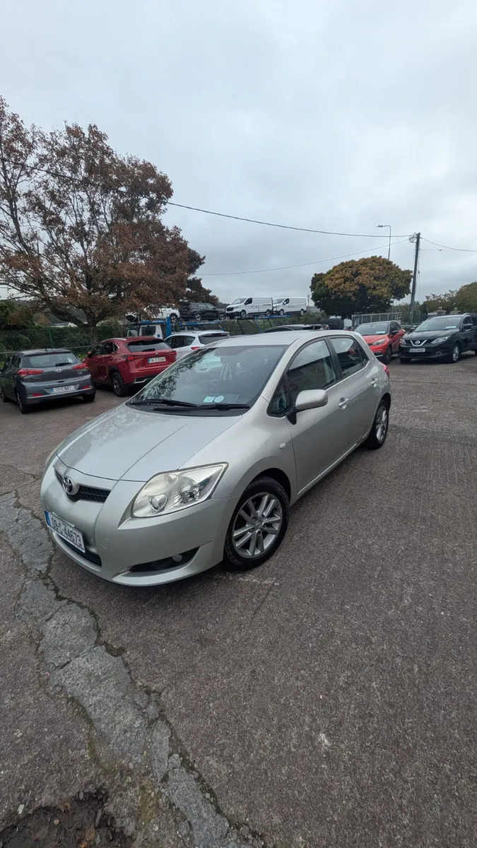 Toyota Auris 2009 - Image 2