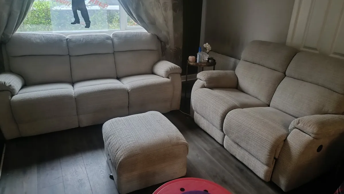 Recliner couch - Image 1