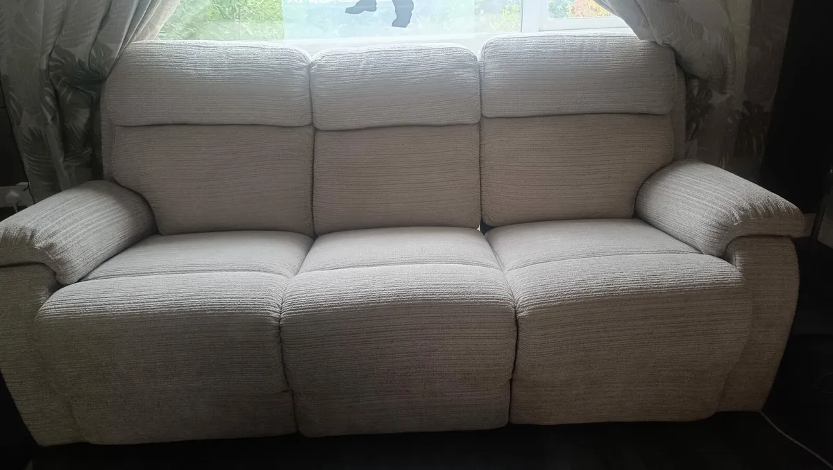 Recliner couch - Image 2