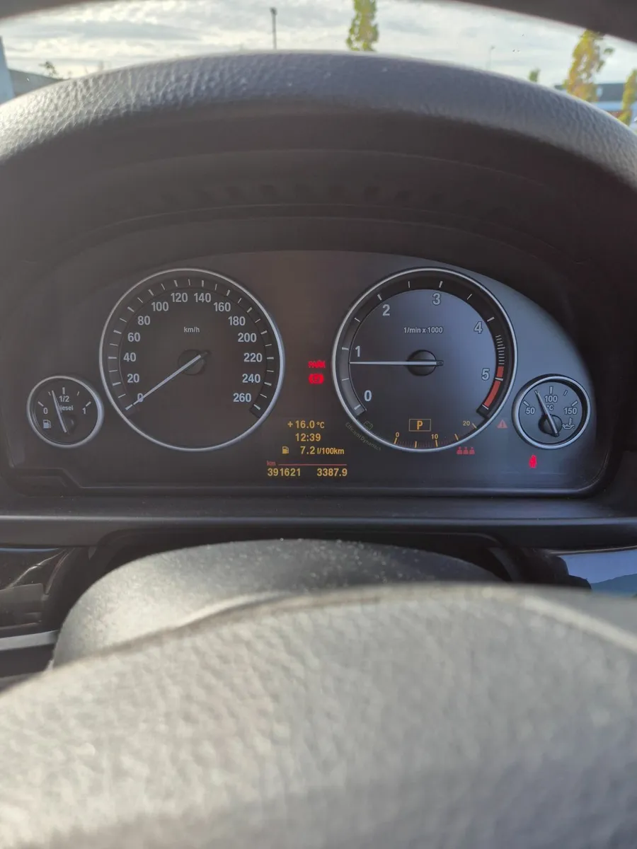 BMW 5-Series 2010 - Image 3