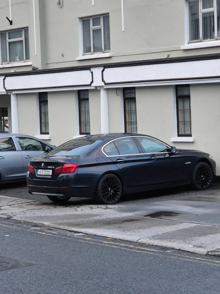 BMW 5-Series 2010 - Image 1