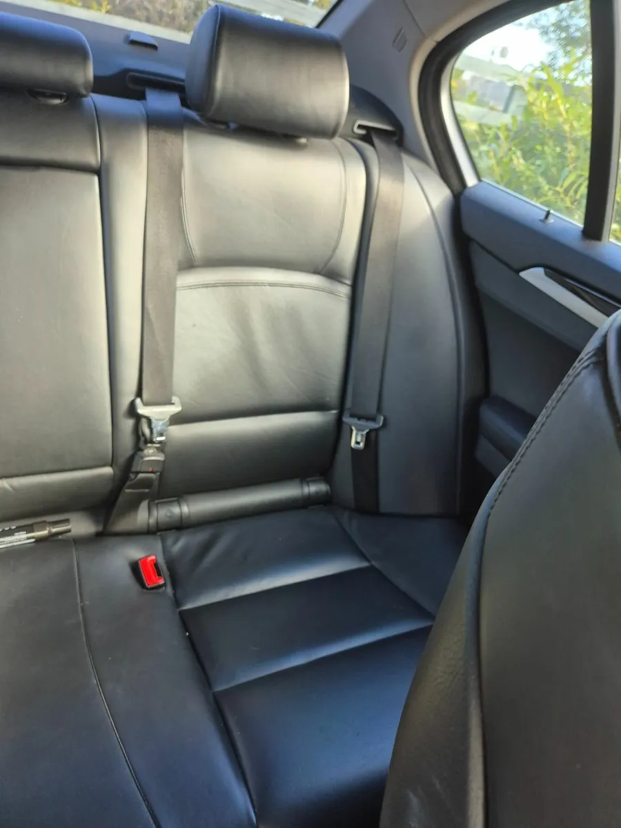 BMW 5-Series 2010 - Image 4