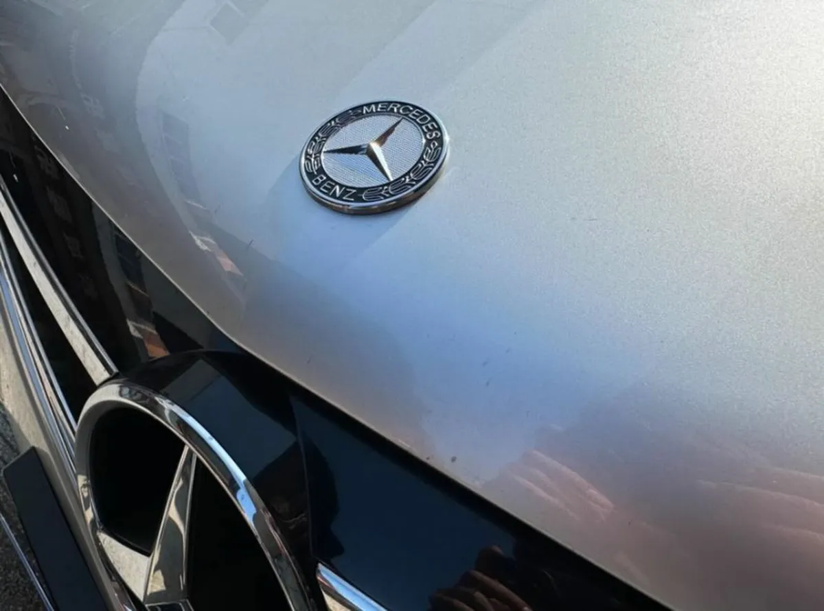 Mercedes Wreath Flat Bonnet Badge - FREE POST - Image 3