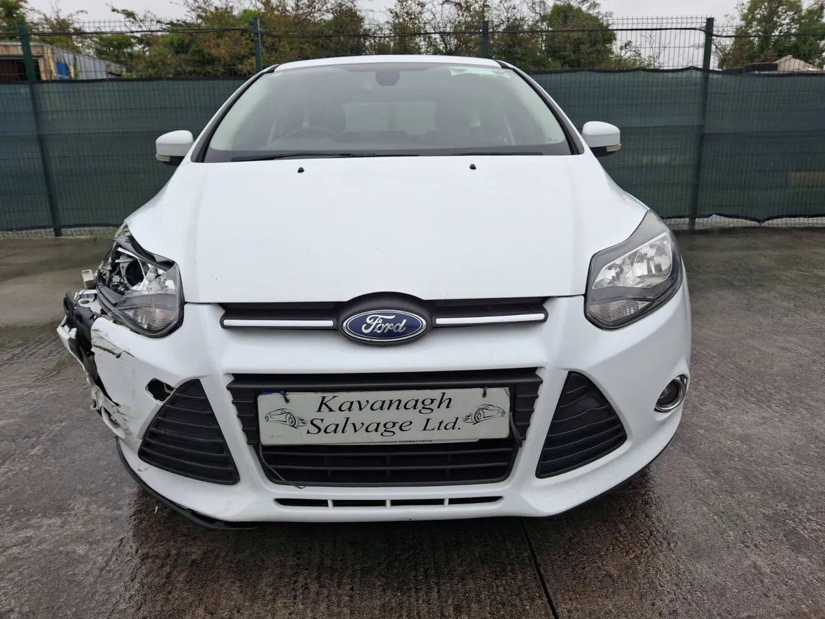 2014 Ford Focus Zetec Light Damage - Image 2
