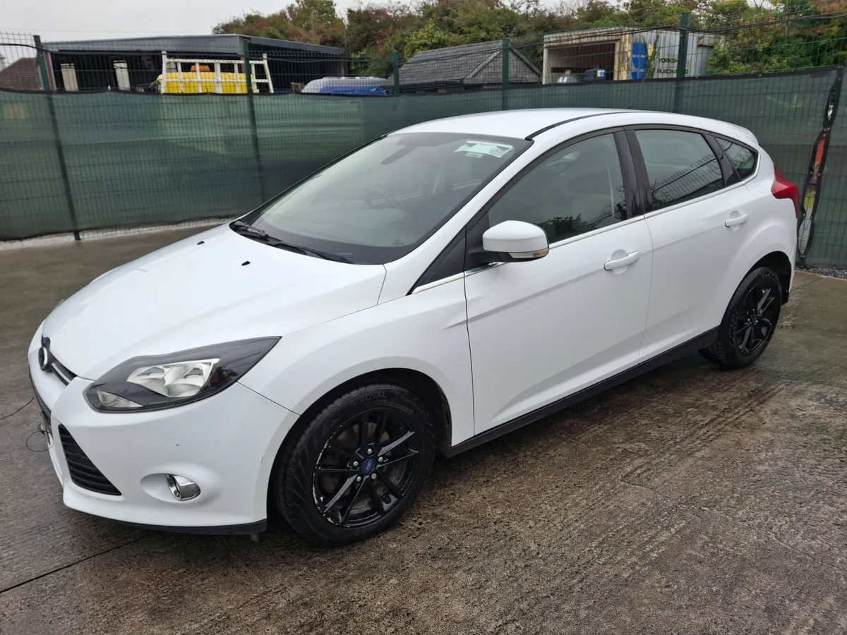 2014 Ford Focus Zetec Light Damage - Image 1