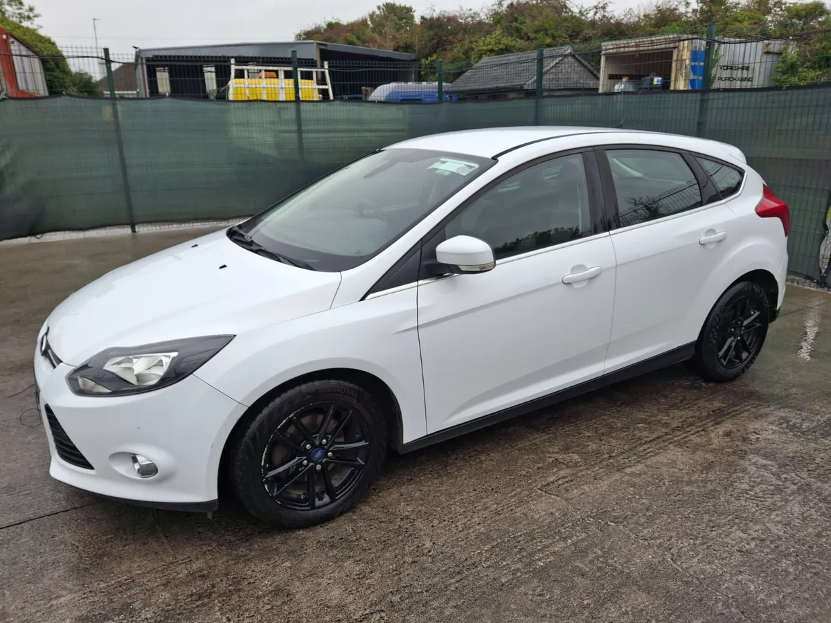 2014 Ford Focus Zetec Light Damage - Image 4