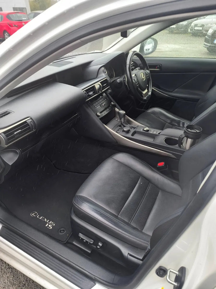 2017 Lexus IS 300 H - Image 4