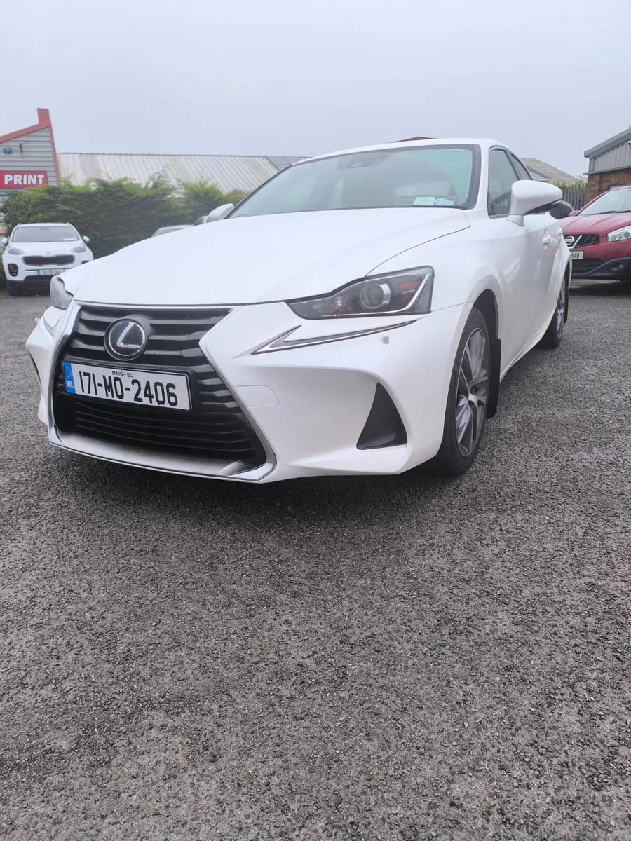 2017 Lexus IS 300 H - Image 3