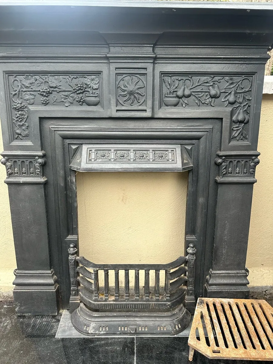 Cast iron fire place - Image 1