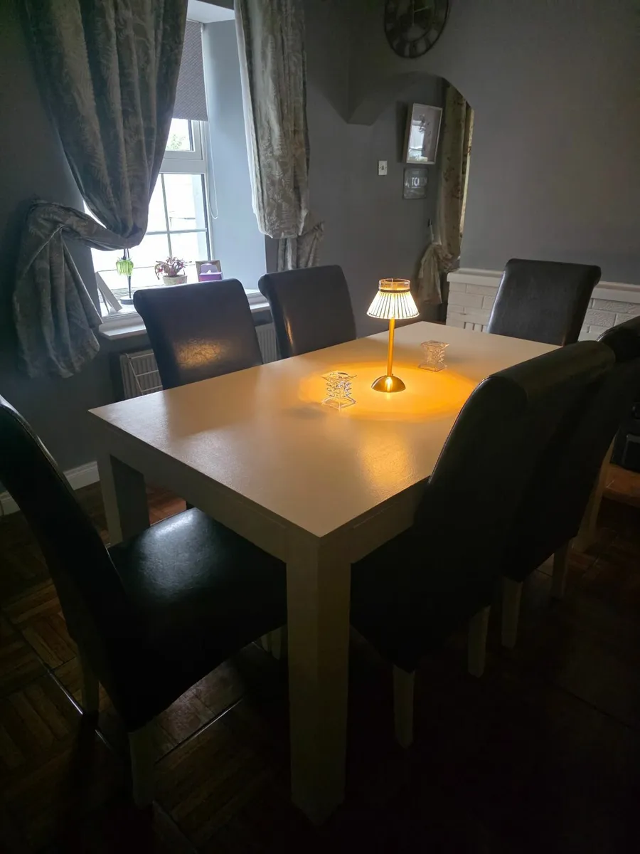 Solid Oak Table and 6 matching Oak leather chairs - Image 2