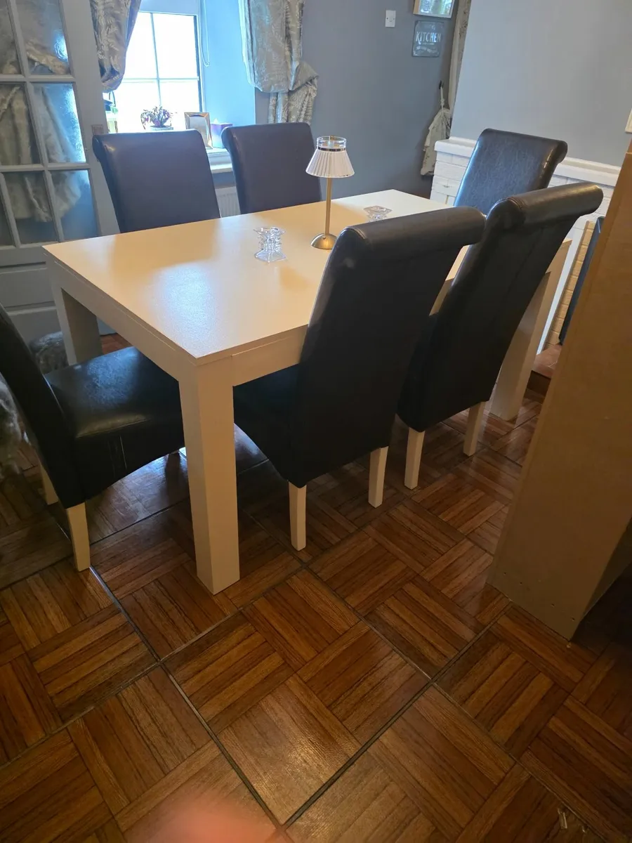 Solid Oak Table and 6 matching Oak leather chairs - Image 3