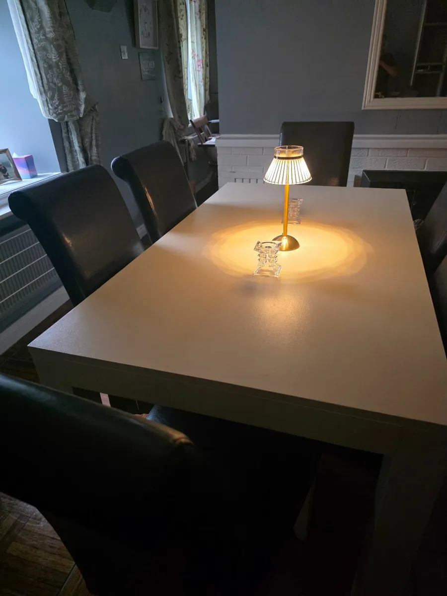 Solid Oak Table and 6 matching Oak leather chairs - Image 4