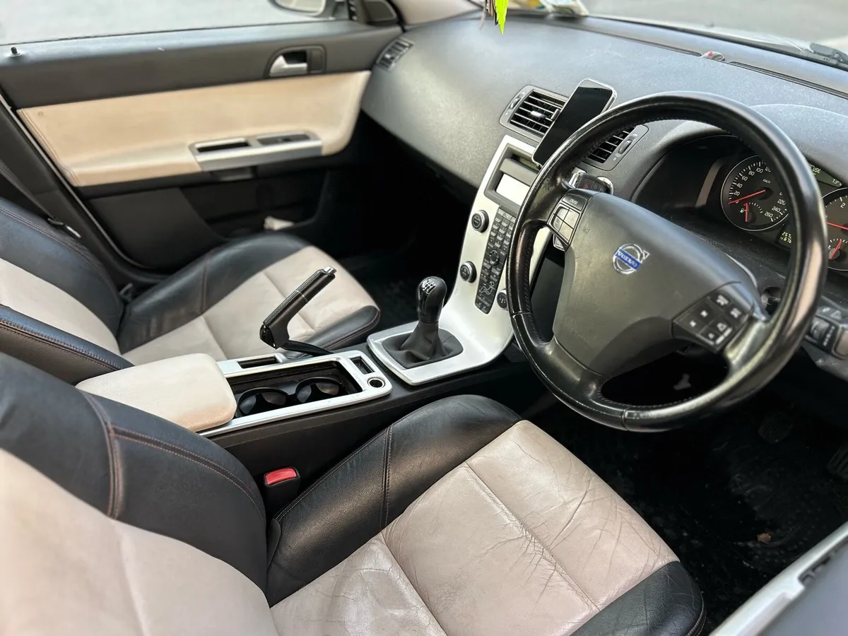 Volvo s40 2011 new nct 10/26 - Image 4