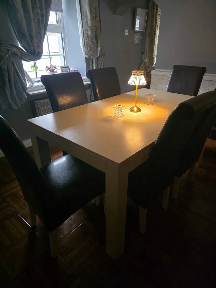 Solid Oak Table and 6 matching Oak leather chairs - Image 1