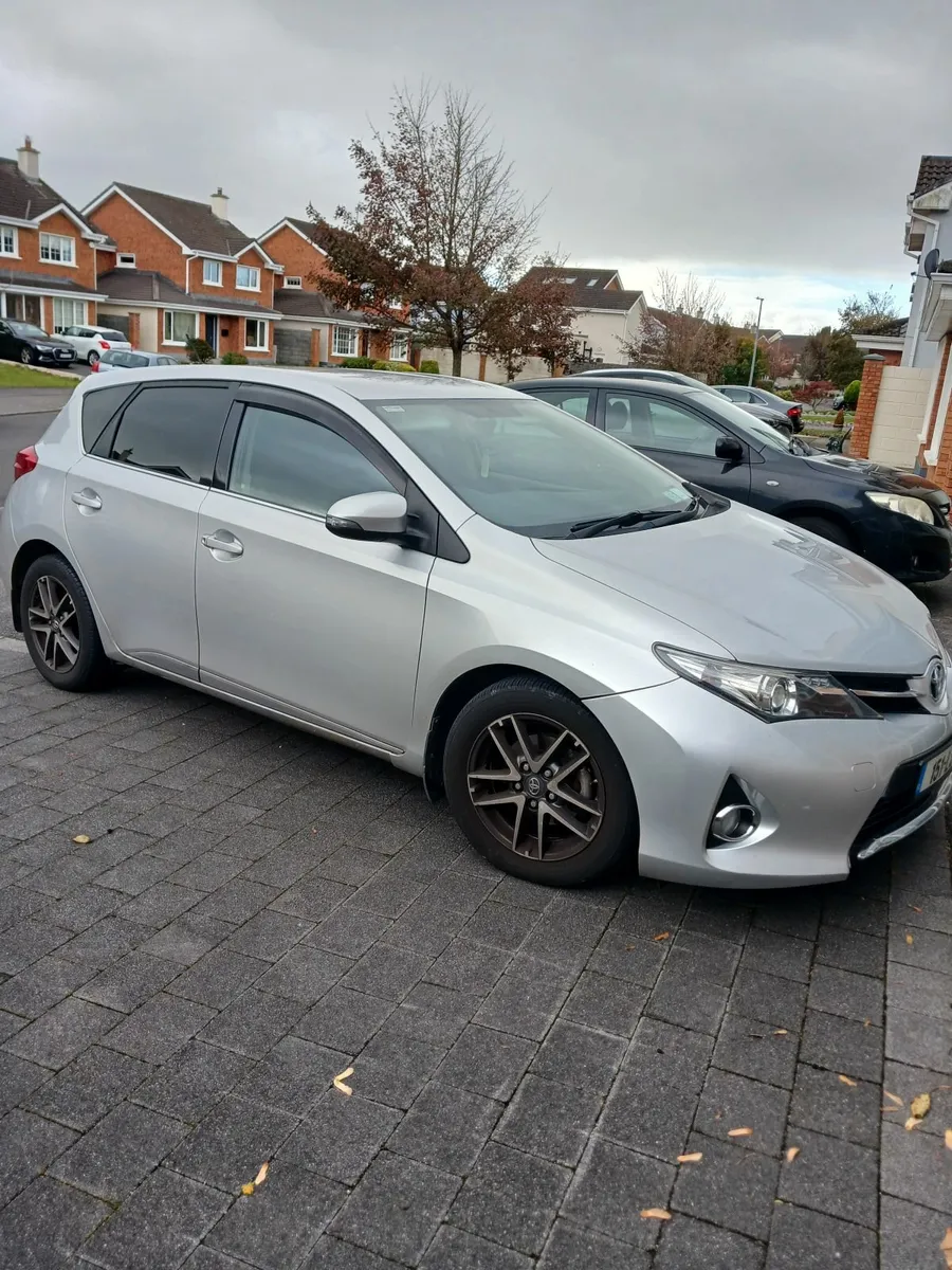 Toyota Auris 2015 - Image 2