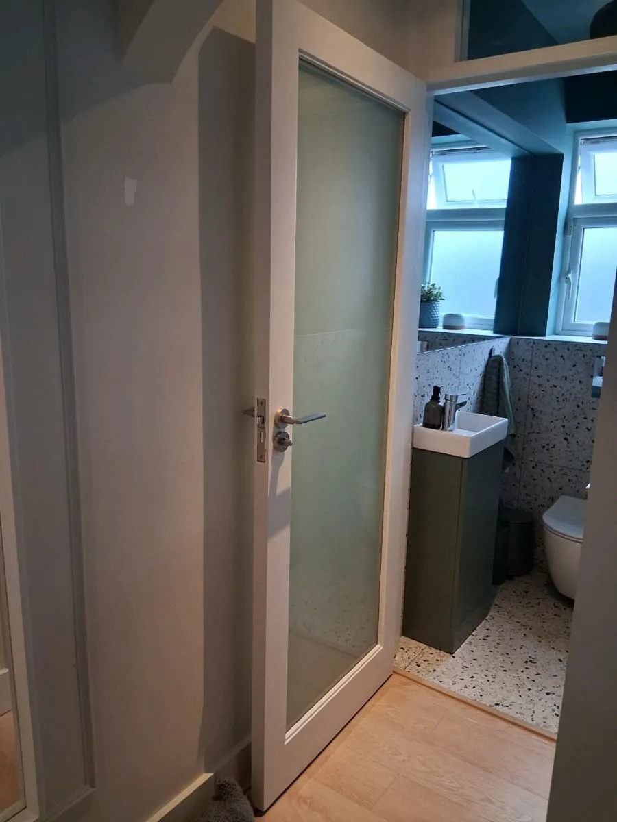 Shaker door with opaque glazing - Image 4