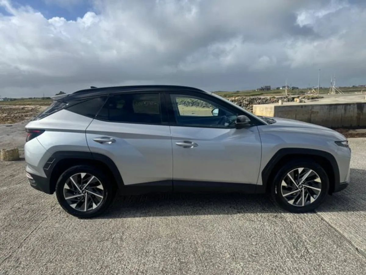 Hyundai Tucson Executive TWO Tone 5DR - Image 2