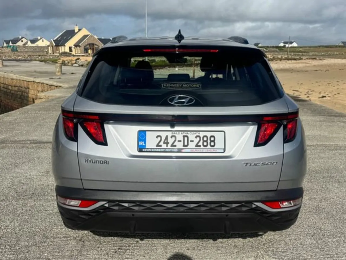 Hyundai Tucson Executive TWO Tone 5DR - Image 4