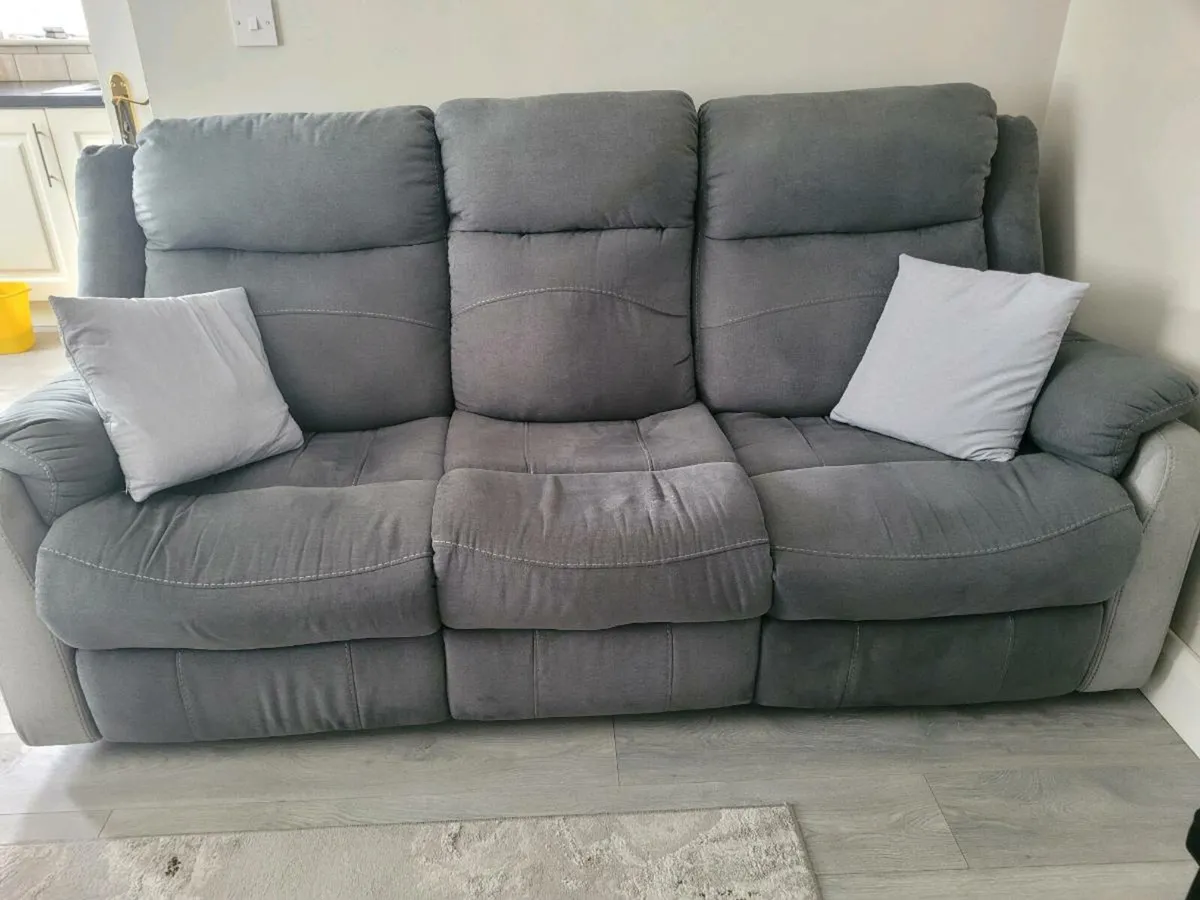3 PIECE SUITE ALL RECLINING. GOOD CONDITION. - Image 1