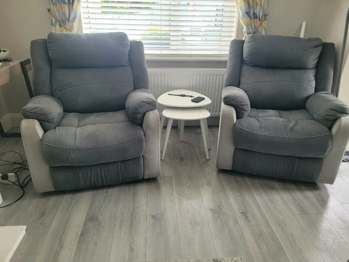 3 PIECE SUITE ALL RECLINING. GOOD CONDITION. - Image 2