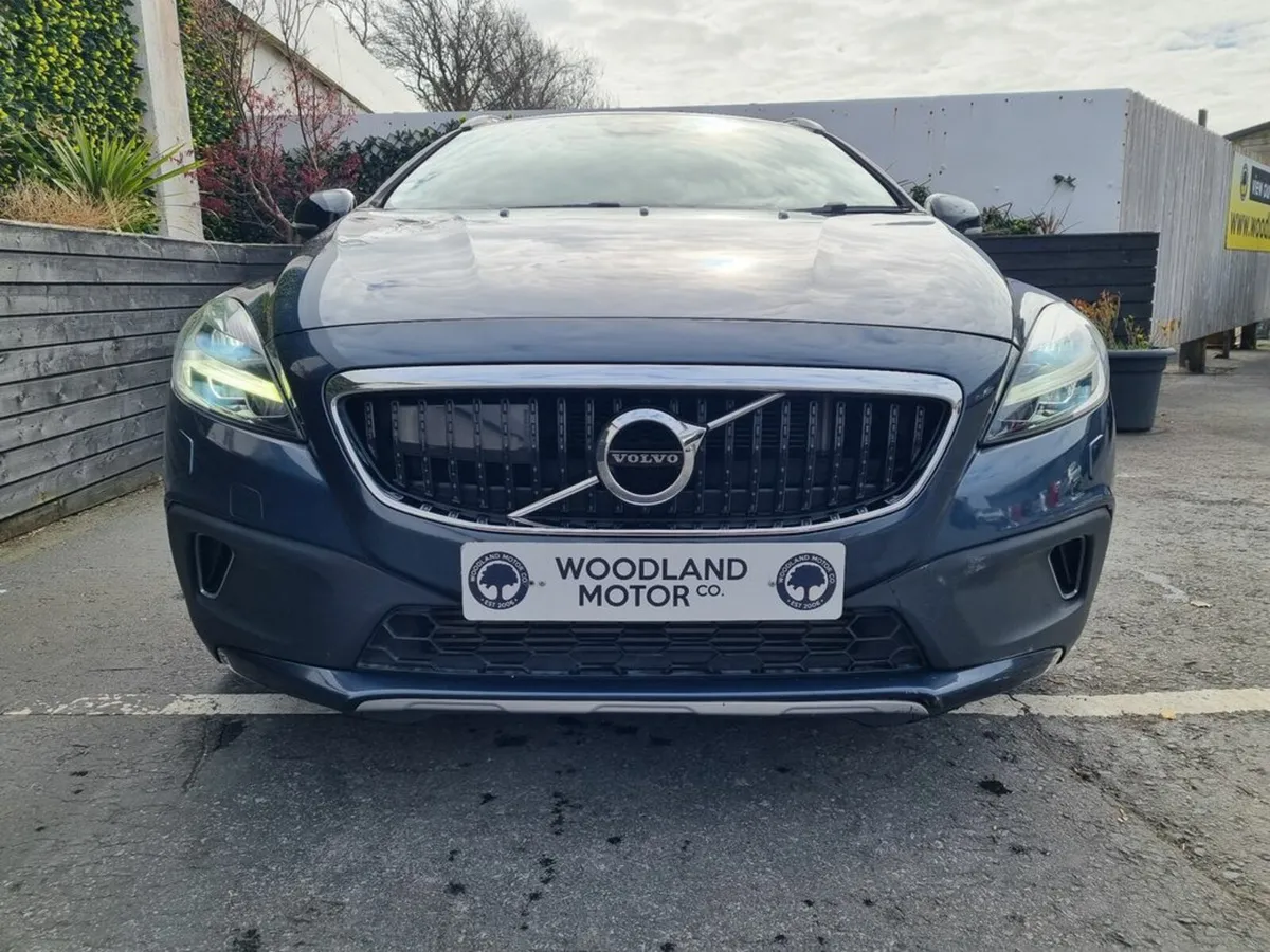 Volvo V40 2.0D4 CROSS COUNTRY / HIGH SPEC / LOW MI - Image 4