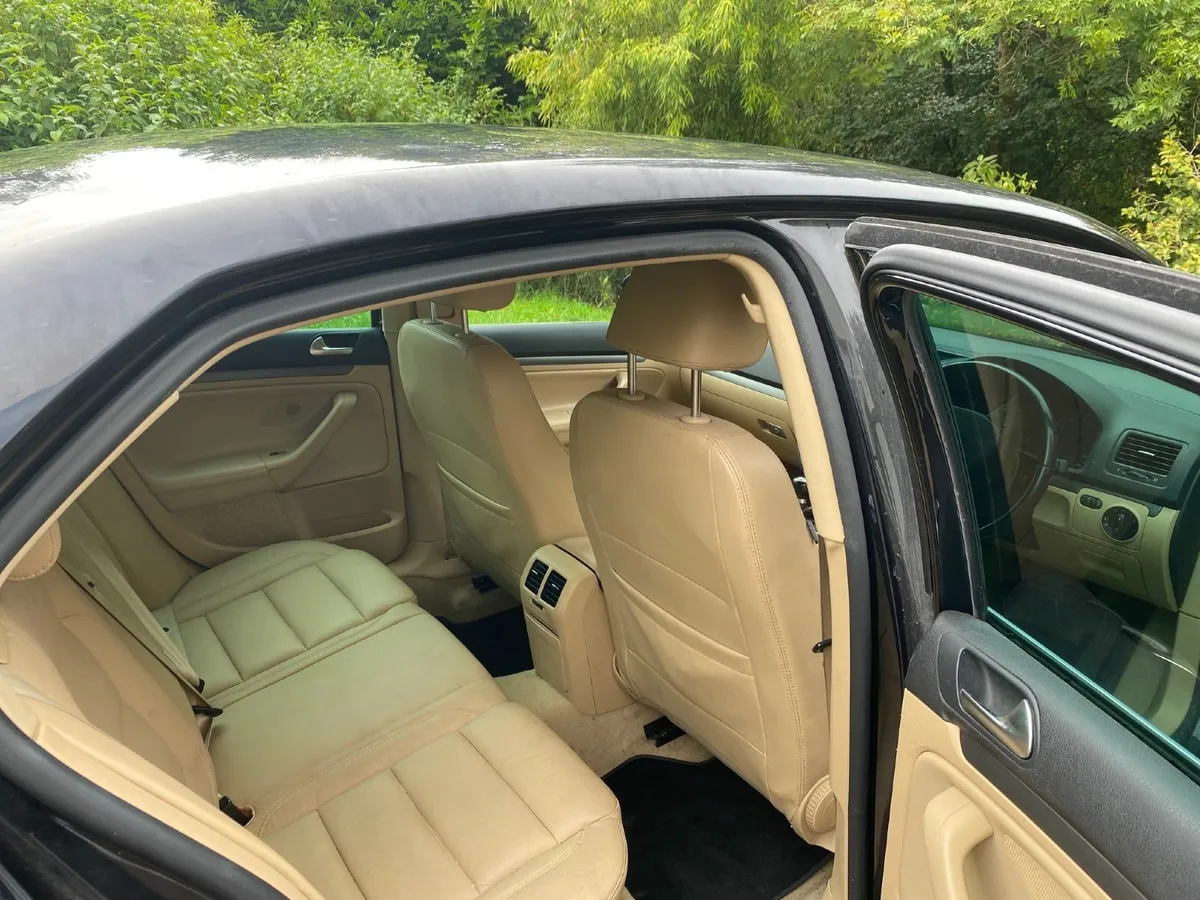Volkswagen Jetta 2009 - Image 2