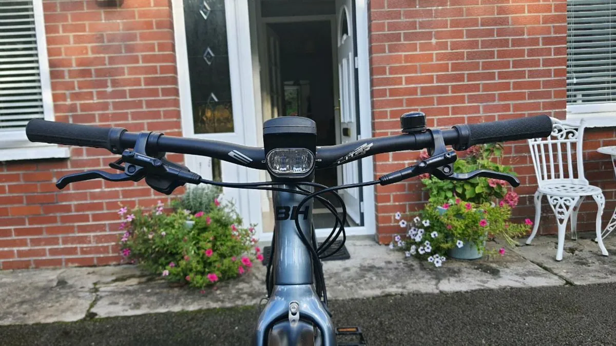 High-End Hybrid/Commuter Bicycle - Image 2