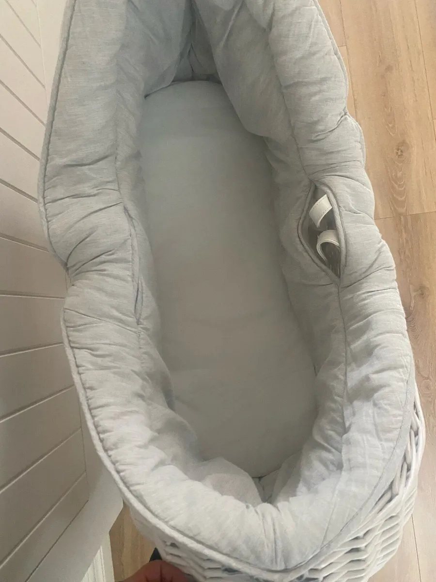 Moses Basket and Stand - Image 3