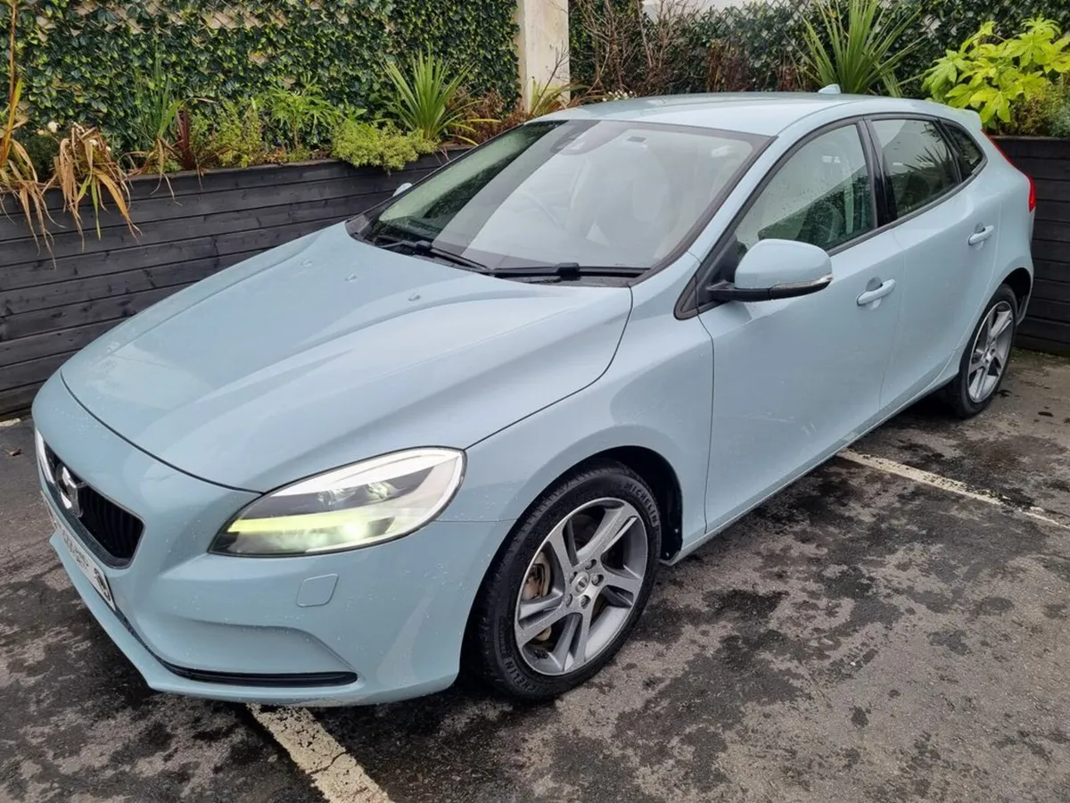 Volvo V40 1.5 T3 / MOMENTUM HIGH SPEC / LOW MILEAG - Image 3