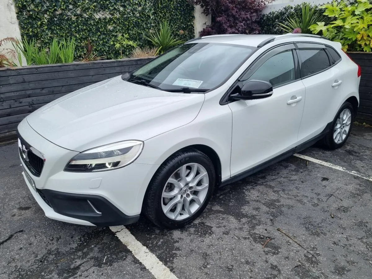 Volvo V40 2.0 D4 190BHP AUTO LUXURY CROSS-COUNTRY - Image 3