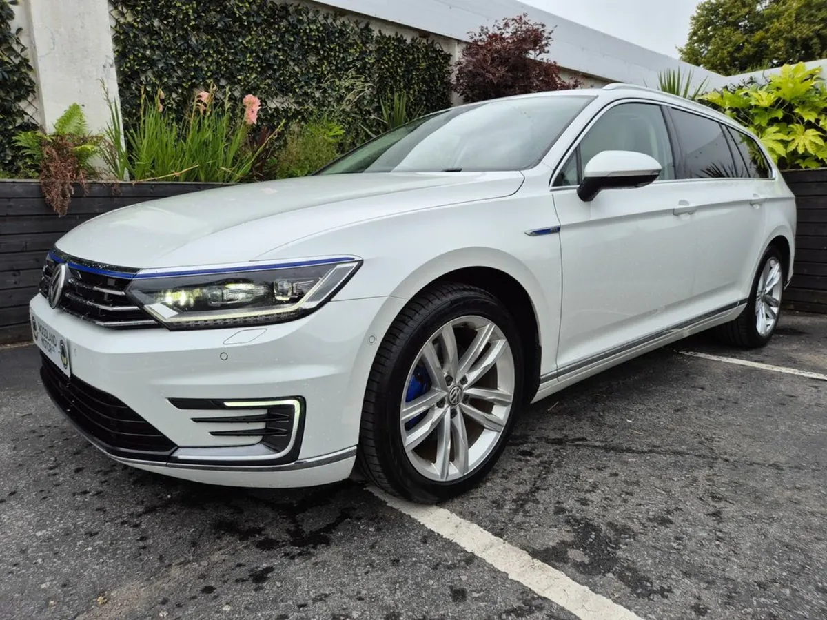 Volkswagen Passat GTE 1.4 PHEV / ADVANCE WITH PAN - Image 1