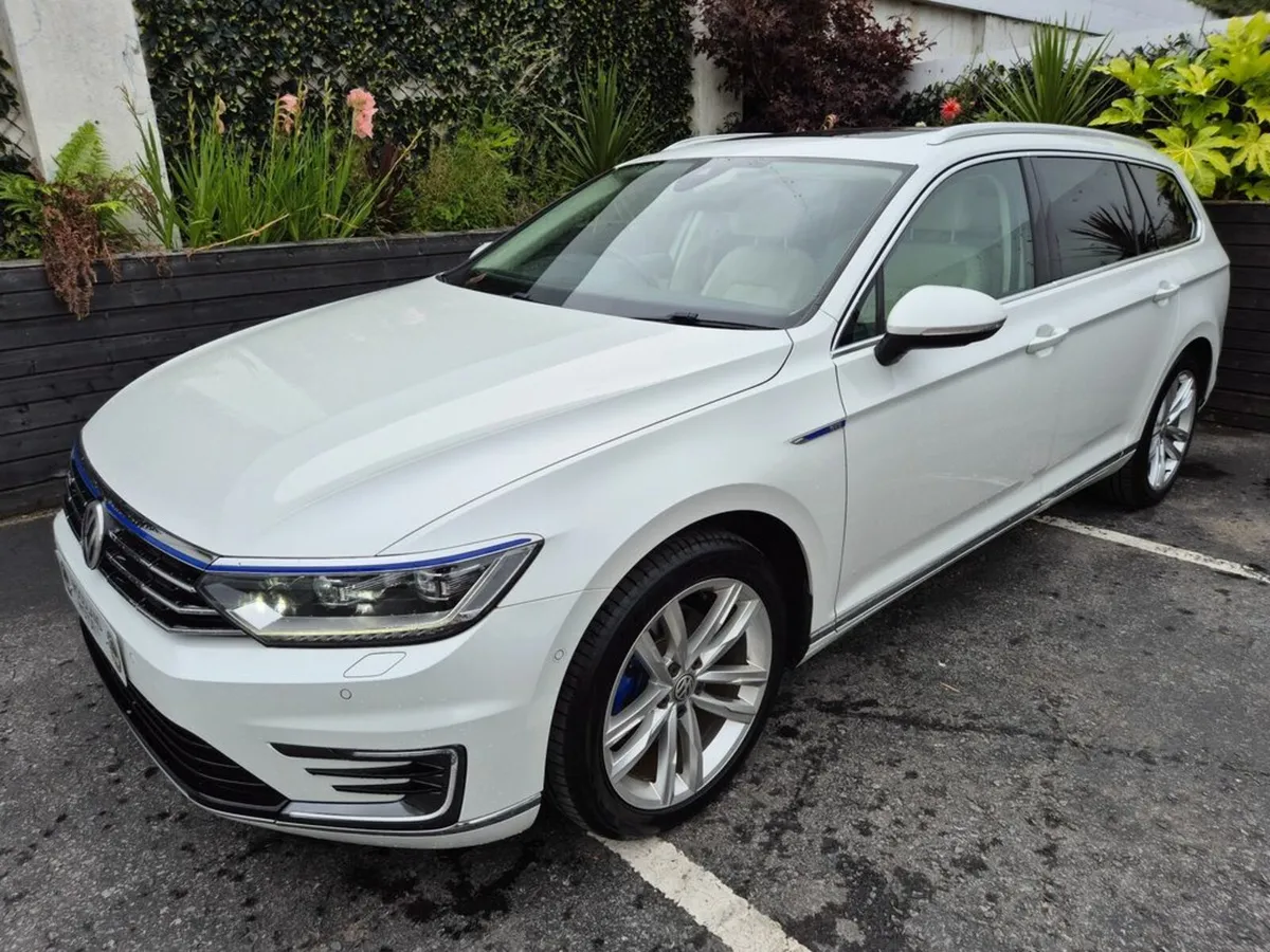 Volkswagen Passat GTE 1.4 PHEV / ADVANCE WITH PAN - Image 3