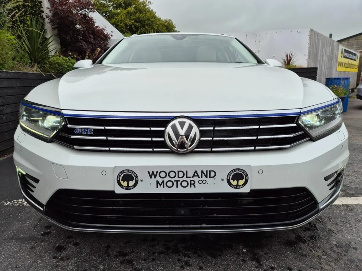 Volkswagen Passat GTE 1.4 PHEV / ADVANCE WITH PAN - Image 4