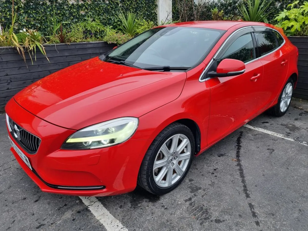 Volvo V40 1.5 T3 150BHP AUTO INSCRIPTION / TOP SPE - Image 3